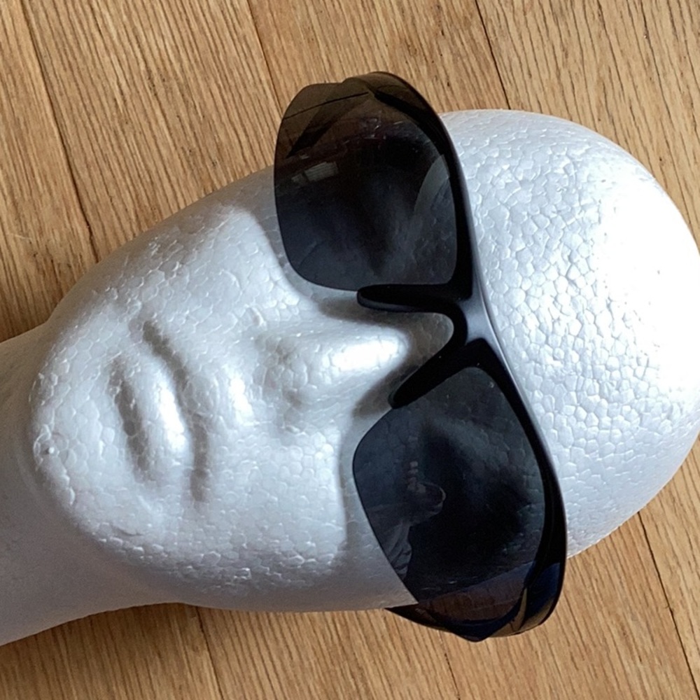 Foster Grant polarized lenses black frame slight wraparound. No scratches